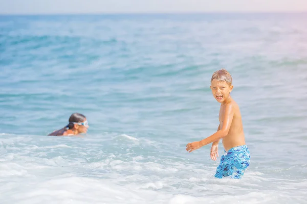 Dos niños felices divirtiéndose en la playa —  Fotos de Stock