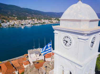 Saat Kulesi Poros Adası, Yunanistan. Hava dron fotoğraf