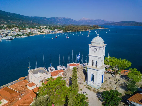 A torre do relógio da ilha de Poros, Grécia. Drone aéreo foto — Fotografia de Stock