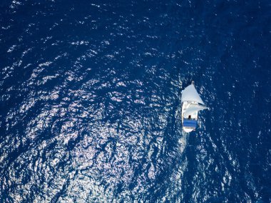 Havadan görünümü iki yatlara derin mavi denizde. Uçak fotoğraf