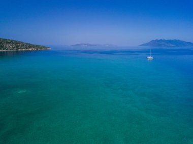 Hava dron kuşlar göz görünümü fotoğraf eski batık şehir Epidauros, Yunanistan şnorkel turist