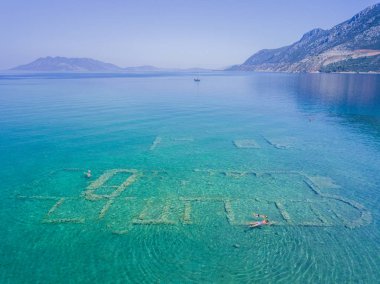 Hava dron kuşlar göz görünümü fotoğraf Antik batık şehir Epidauros, Yunanistan şnorkel turist