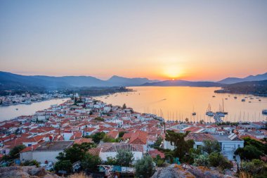 Günbatımı Poros Adası, Yunanistan. Hava dron fotoğraf