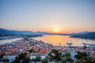 Günbatımı Poros Adası, Yunanistan. Hava dron fotoğraf
