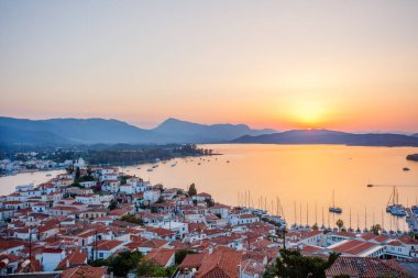 Günbatımı Poros Adası, Yunanistan. Hava dron fotoğraf