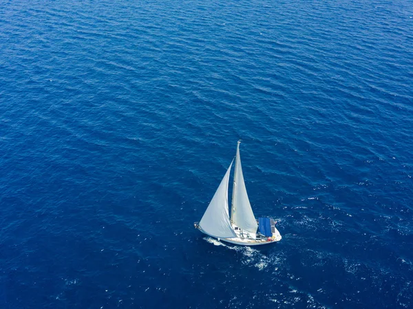 Vue aérienne de deux Yachts en haute mer bleue. Photographie de drone — Photo