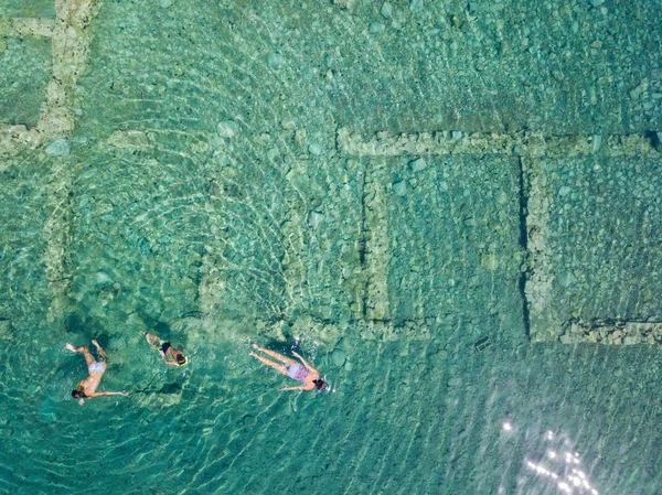 空中无人机鸟类鸟瞰图片游客浮潜以上的老沉没城市 Epidauros, 希腊 — 图库照片