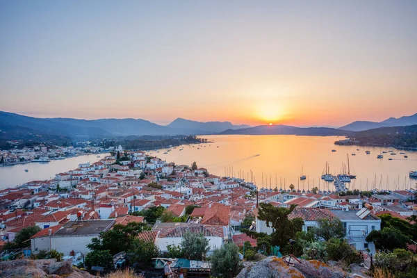 Pôr do sol na ilha de Poros, Grécia. Drone aéreo foto — Fotografia de Stock