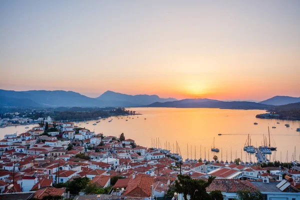 Pôr do sol na ilha de Poros, Grécia. Drone aéreo foto — Fotografia de Stock