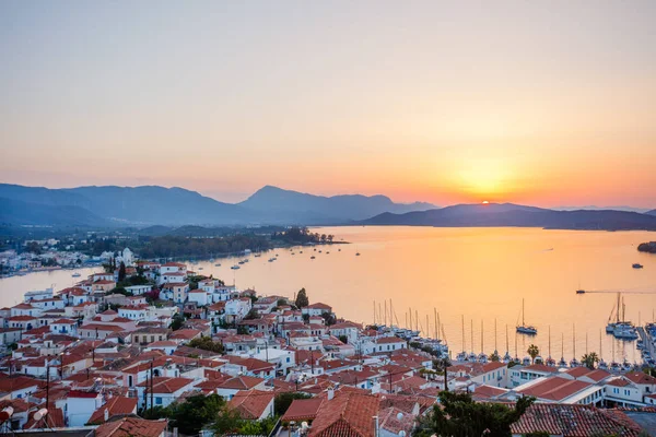 Günbatımı Poros Adası, Yunanistan. Hava dron fotoğraf