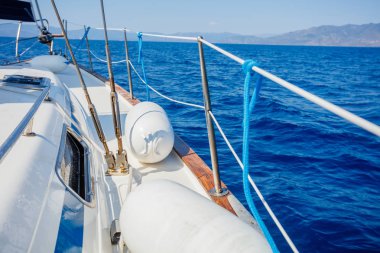 Yelkenli. Açık denizde beyaz yelkenli gemi yatları.