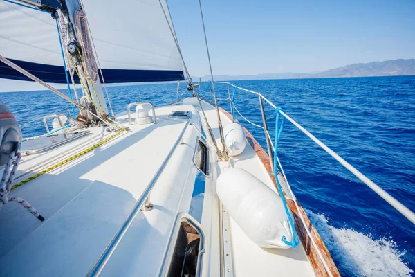 A navegar. Navio iates com velas brancas no mar aberto. — Fotografia de Stock