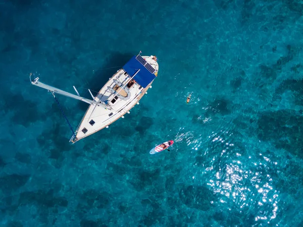 Veduta aerea della famiglia con adorabili bambini a riposo su yacht — Foto Stock