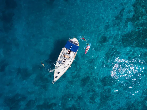 Veduta aerea della famiglia con adorabili bambini a riposo su yacht — Foto Stock