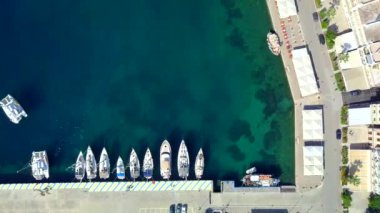 Hava dron kuşlar göz görünümü fotoğraf Yat Limanı ile sakin suları, Yunanistan
