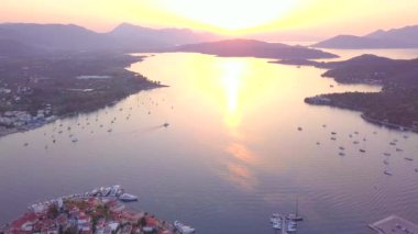 Günbatımı Poros Adası, Yunanistan. Hava dron fotoğraf