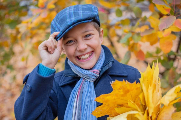 Portret van mooi kind jongen in de herfst aard — Stockfoto