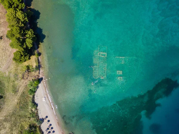空中无人机鸟类鸟瞰图片游客浮潜以上的老沉没城市 Epidauros, 希腊 — 图库照片