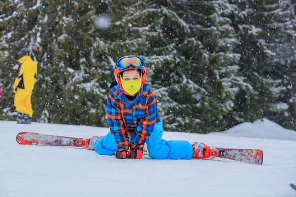 겨울 스키 리조트에서 스키를 타는 귀여운 소년. — 스톡 사진