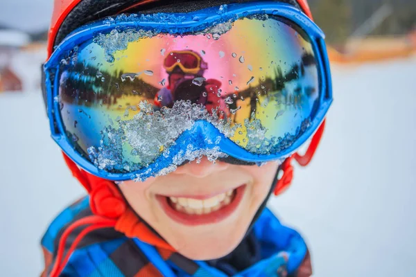 Kış kayak merkezindeki sevimli kayakçı çocuk.. — Stok fotoğraf