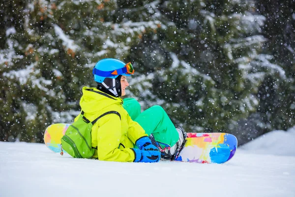 Dívka snowboardista se nachází zimní lyžařské středisko. — Stock fotografie