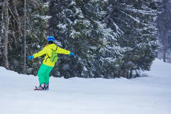 Snowboarderin genießt das Winterskigebiet. — Stockfoto