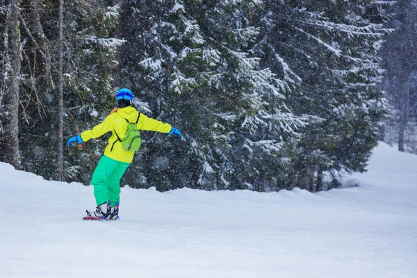 Dívka snowboardista se nachází zimní lyžařské středisko. — Stock fotografie