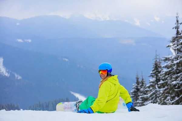 Meisje snowboarder geniet de winter ski-oord. — Stockfoto