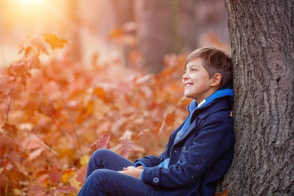 Beautiful child boy in the autumn nature — Stock Photo, Image