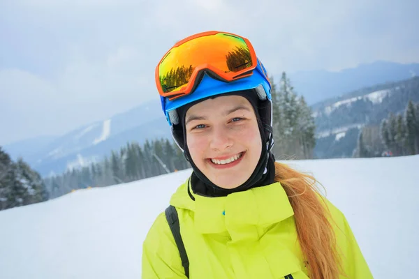 Portrait of Girl snowboarder enjoys the winter ski resort. — Stock Photo, Image