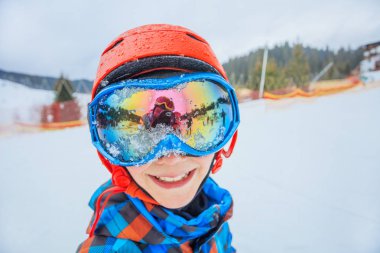 Kış kayak merkezindeki sevimli kayakçı çocuk..