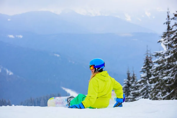 Snowboarder dziewczyna cieszy się ośrodka sportów zimowych. — Zdjęcie stockowe