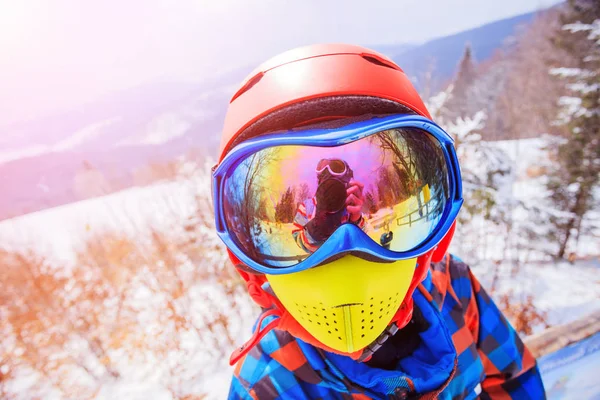 Cute chłopak narciarz w ośrodku narciarskim zima. — Zdjęcie stockowe