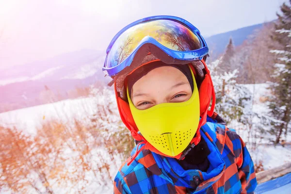 冬日滑雪胜地的滑雪者男孩. — 图库照片