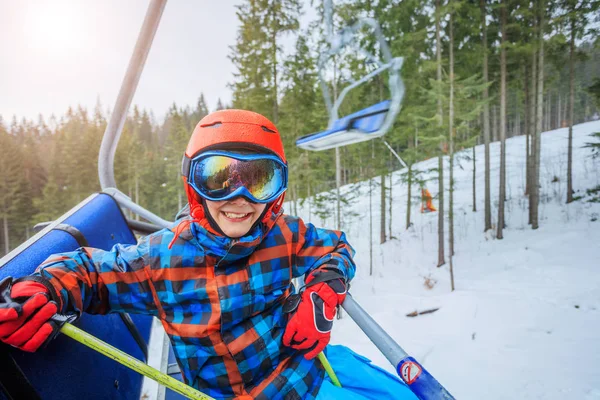 겨울 스키 리조트에서 스키를 타는 귀여운 소년. — 스톡 사진