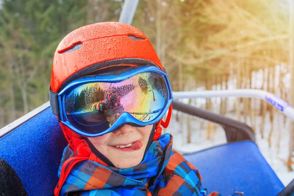 Porträtt av söt skidåkare pojke i en winter ski resort. — Stockfoto