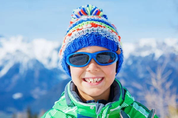 Cute boy in a winter ski resort. — Stock Photo, Image