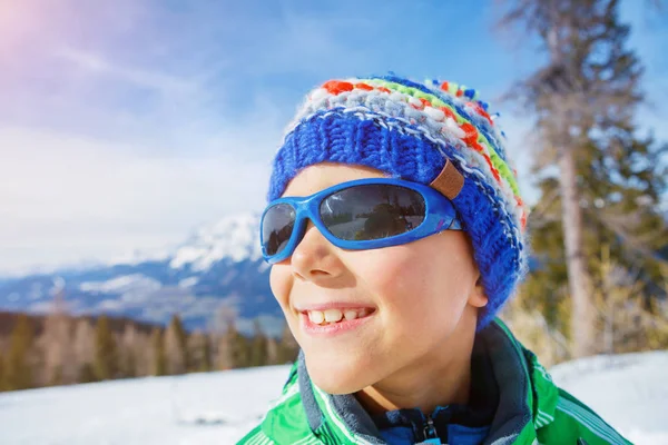 Cute boy in a winter ski resort. — Stock Photo, Image