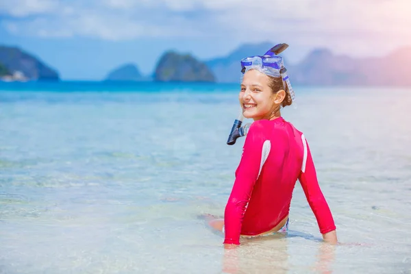 Ragazza adolescente in bikini che trasporta attrezzature subacquee — Foto Stock