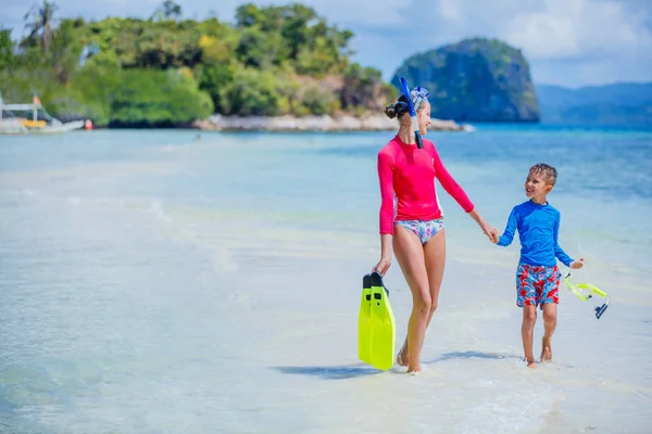 Menina bonito e menino se divertindo na praia tropical — Fotografia de Stock