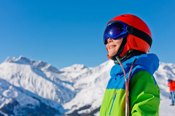 Ragazzo sciatore carino in una stazione sciistica invernale. — Foto Stock