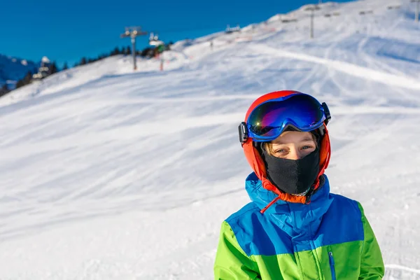 Cute chłopak narciarz w ośrodku narciarskim zima. — Zdjęcie stockowe