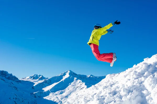 Snowboarder κορίτσι άλματα και τη διασκέδαση στο χειμερινό θέρετρο σκι. — Φωτογραφία Αρχείου