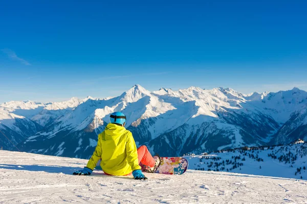Chica snowboarder disfruta de la estación de esquí de invierno . — Foto de Stock