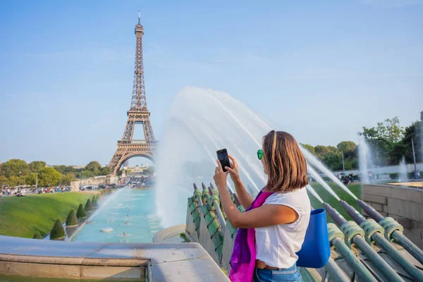 Vonzó hölgy áll Párizs központjában. Háttérben az eiffel-torony. Utazás — Stock Fotó