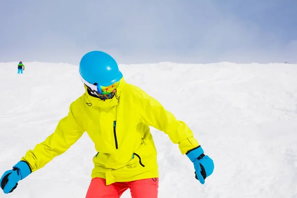 Fille snowboarder s'amuser dans la station de ski d'hiver. — Photo