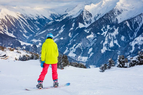 Meisje snowboarder heeft plezier in het winterskigebied. — Stockfoto