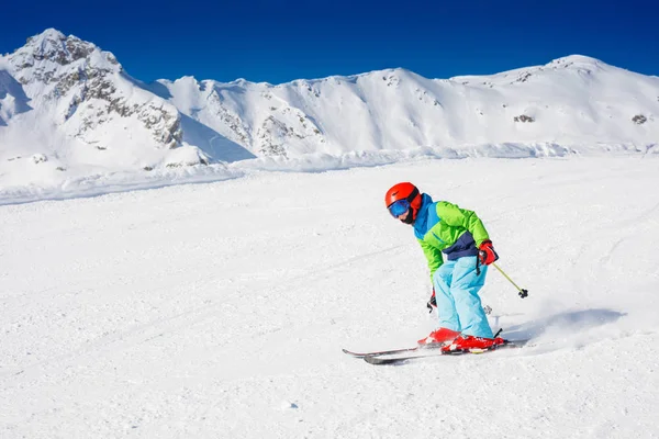 Roztomilý lyžař chlapec v zimním lyžařském středisku. — Stock fotografie