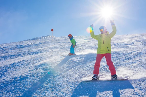 Snowboarderin hat Spaß im Winterskigebiet. — Stockfoto