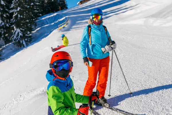 Narciarz ładny chłopiec z matką w zimowy ośrodek narciarski. — Zdjęcie stockowe